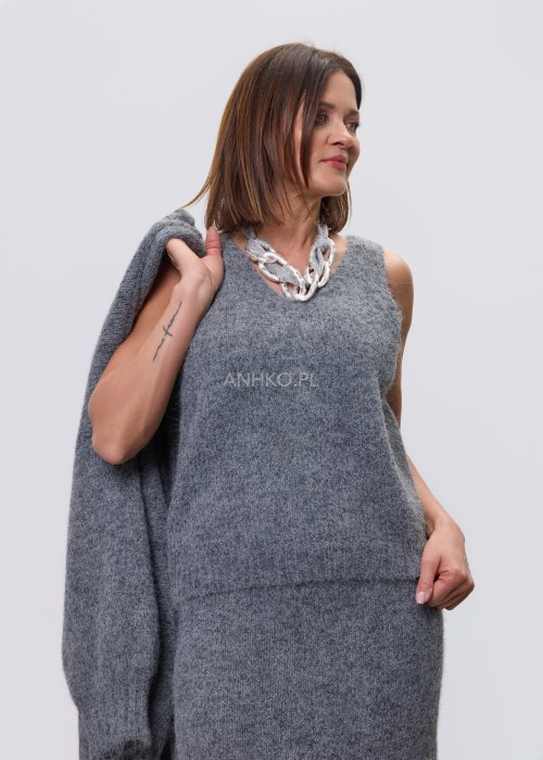 Naszyjnik statement z metalowej siatki i masywnych srebrnych ogniw noszony na szyi, nowoczesna biżuteria damska w industrialnym stylu, elegancka stylizacja