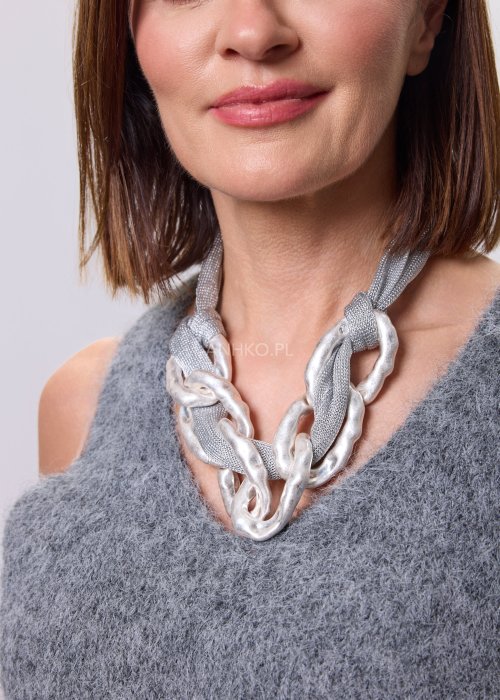 Naszyjnik statement z metalowej siatki i masywnych srebrnych ogniw noszony na szyi, nowoczesna biżuteria damska w industrialnym stylu, elegancka stylizacja