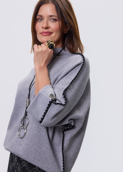 Duży pierścionek statement z czarnym, połyskującym kamieniem w złotej oprawie, nowoczesna biżuteria damska w eleganckiej stylizacji minimalistycznej