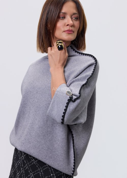 Duży pierścionek statement z czarnym, połyskującym kamieniem w złotej oprawie, nowoczesna biżuteria damska w eleganckiej stylizacji minimalistycznej