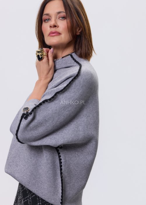 Duży pierścionek statement z czarnym, połyskującym kamieniem w złotej oprawie, nowoczesna biżuteria damska w eleganckiej stylizacji minimalistycznej