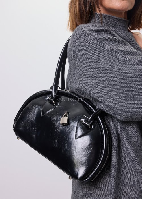 Czarna lakierowana torebka damska do ręki z krótkimi uchwytami, półokrągły fason, elegancki styl miejski, klasyczny dodatek do codziennej i wieczorowej stylizacji