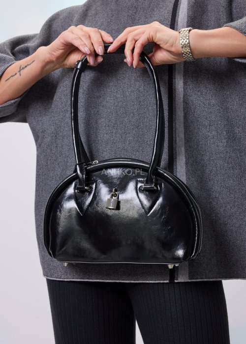 Czarna lakierowana torebka damska do ręki z krótkimi uchwytami, półokrągły fason, elegancki styl miejski, klasyczny dodatek do codziennej i wieczorowej stylizacji