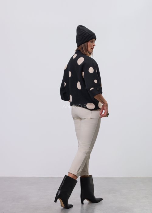 Czarna damska czapka beanie z prążkowanej dzianiny, minimalistyczny fason, casualowy dodatek do jesienno-zimowej stylizacji moda damska