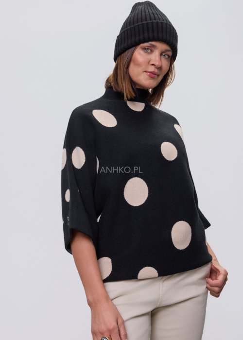 Czarna damska czapka beanie z prążkowanej dzianiny, minimalistyczny fason, casualowy dodatek do jesienno-zimowej stylizacji moda damska