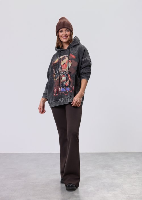 Brązowa damska czapka beanie z prążkowanej dzianiny, klasyczny fason, ciepły dodatek do jesienno-zimowej stylizacji casualowej moda damska