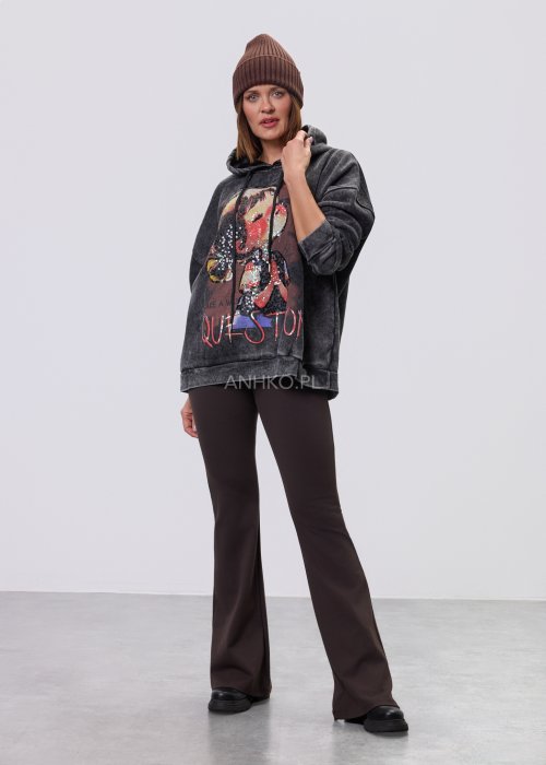 Brązowa damska czapka beanie z prążkowanej dzianiny, klasyczny fason, ciepły dodatek do jesienno-zimowej stylizacji casualowej moda damska