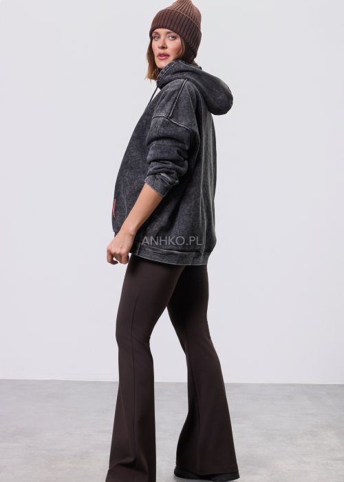 Brązowa damska czapka beanie z prążkowanej dzianiny, klasyczny fason, ciepły dodatek do jesienno-zimowej stylizacji casualowej moda damska