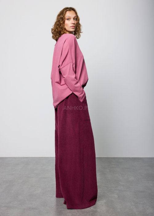 Jagodowa bluzka damska o luźnym fasonie z dekoltem w serek i długimi rękawami, ozdobiona połyskującą aplikacją gwiazdy na przodzie