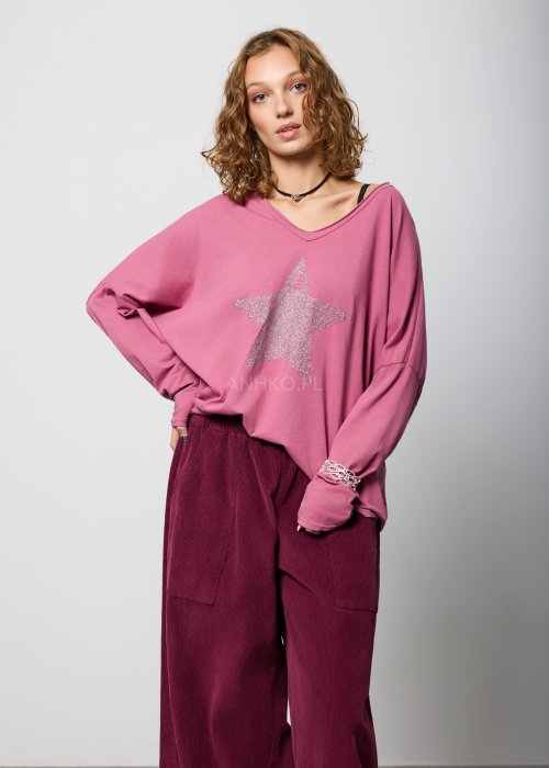 Jagodowa bluzka damska o luźnym fasonie z dekoltem w serek i długimi rękawami, ozdobiona połyskującą aplikacją gwiazdy na przodzie
