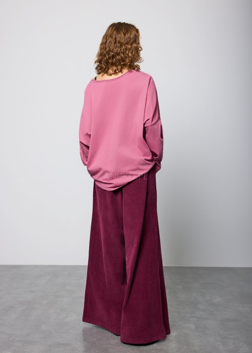 Jagodowa bluzka damska o luźnym fasonie z dekoltem w serek i długimi rękawami, ozdobiona połyskującą aplikacją gwiazdy na przodzie