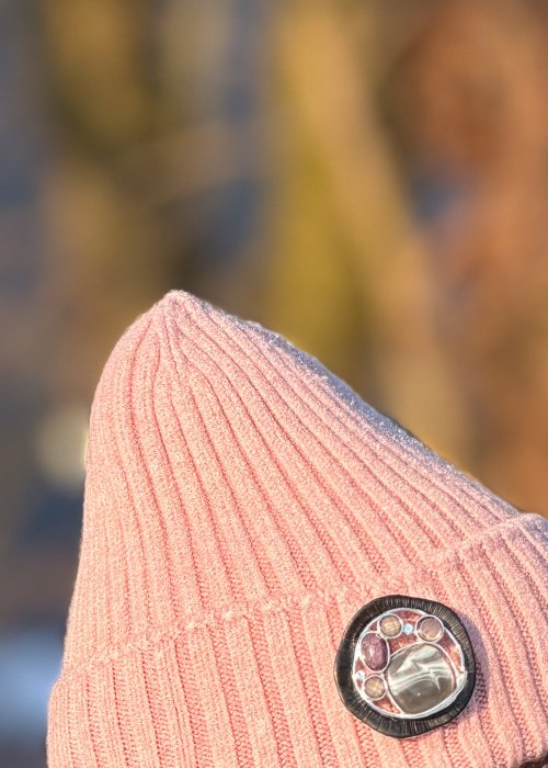 Owalna broszka magnetyczna w odcieniach czerni i srebra z dekoracyjnymi kamieniami elegancka biżuteria damska do płaszcza lub marynarki