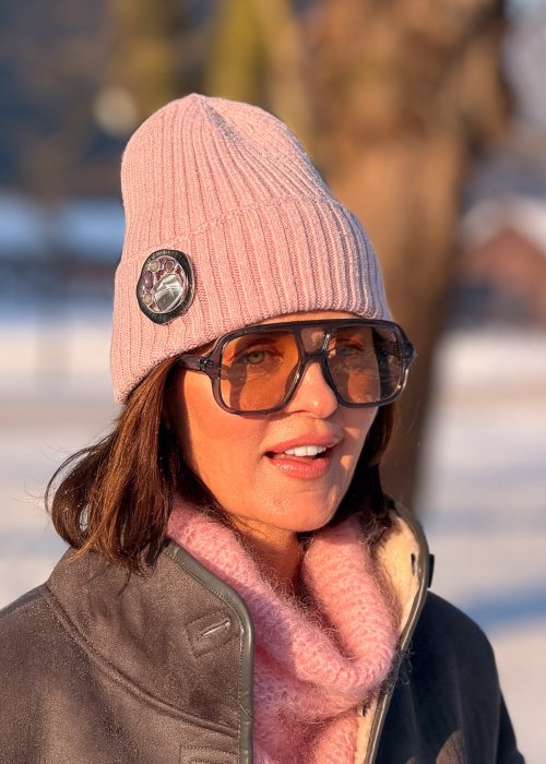 Owalna broszka magnetyczna w odcieniach czerni i srebra z dekoracyjnymi kamieniami elegancka biżuteria damska do płaszcza lub marynarki