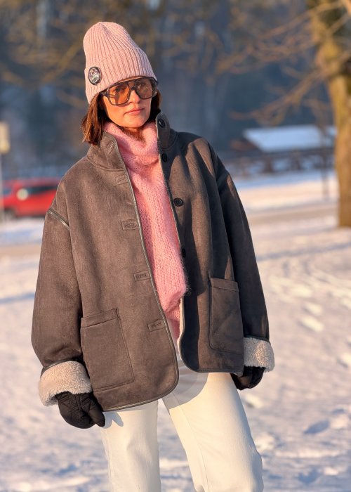 Owalna broszka magnetyczna w odcieniach czerni i srebra z dekoracyjnymi kamieniami elegancka biżuteria damska do płaszcza lub marynarki