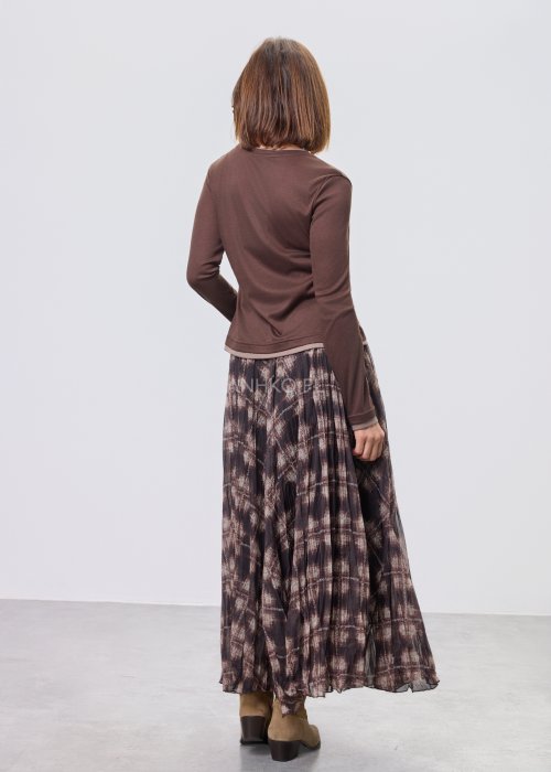 Brązowa bluzka damska z długim rękawem i okrągłym dekoltem, o prostym, dopasowanym kroju, z delikatnym jaśniejszym wykończeniem przy mankietach i u dołu