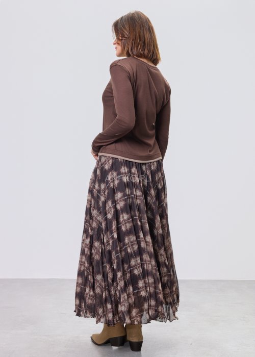 Brązowa bluzka damska z długim rękawem i okrągłym dekoltem, o prostym, dopasowanym kroju, z delikatnym jaśniejszym wykończeniem przy mankietach i u dołu