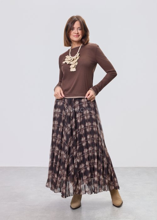 Brązowa bluzka damska z długim rękawem i okrągłym dekoltem, o prostym, dopasowanym kroju, z delikatnym jaśniejszym wykończeniem przy mankietach i u dołu