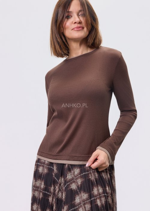 Brązowa bluzka damska z długim rękawem i okrągłym dekoltem, o prostym, dopasowanym kroju, z delikatnym jaśniejszym wykończeniem przy mankietach i u dołu