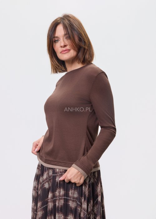 Brązowa bluzka damska z długim rękawem i okrągłym dekoltem, o prostym, dopasowanym kroju, z delikatnym jaśniejszym wykończeniem przy mankietach i u dołu