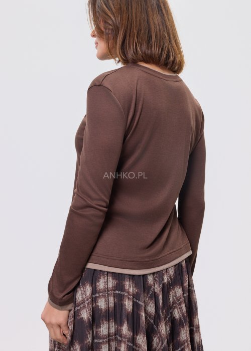 Brązowa bluzka damska z długim rękawem i okrągłym dekoltem, o prostym, dopasowanym kroju, z delikatnym jaśniejszym wykończeniem przy mankietach i u dołu