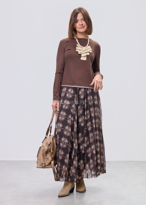 Brązowa bluzka damska z długim rękawem i okrągłym dekoltem, o prostym, dopasowanym kroju, z delikatnym jaśniejszym wykończeniem przy mankietach i u dołu