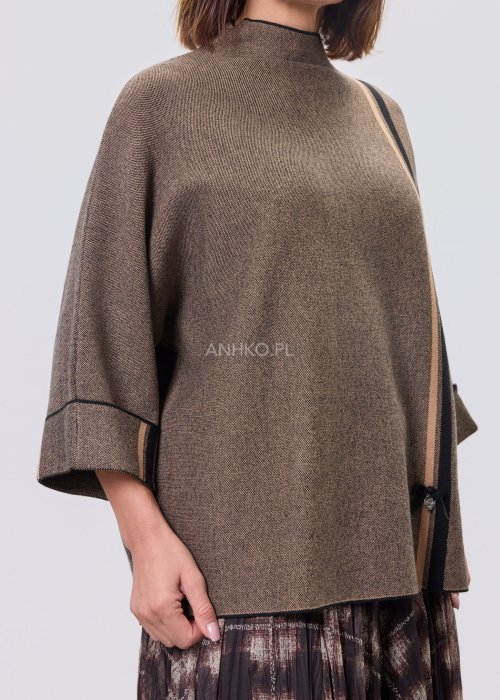 Brązowa damska bluzka o luźnym kroju z półgolfem i rękawami 3/4, wykonana z dzianiny o drobnym splocie