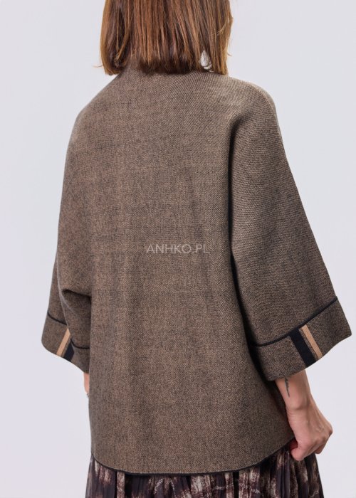 Brązowa damska bluzka o luźnym kroju z półgolfem i rękawami 3/4, wykonana z dzianiny o drobnym splocie