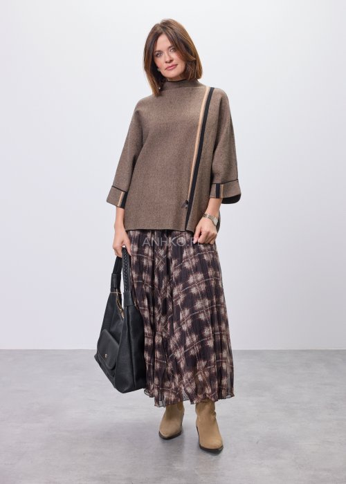 Brązowa damska bluzka o luźnym kroju z półgolfem i rękawami 3/4, wykonana z dzianiny o drobnym splocie