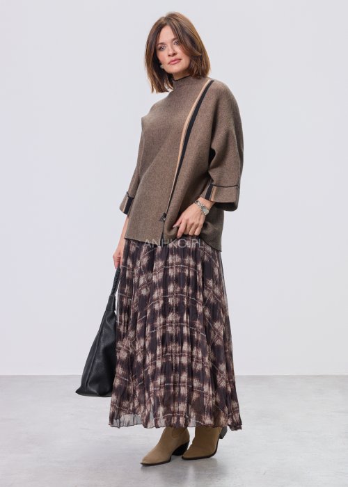 Brązowa damska bluzka o luźnym kroju z półgolfem i rękawami 3/4, wykonana z dzianiny o drobnym splocie