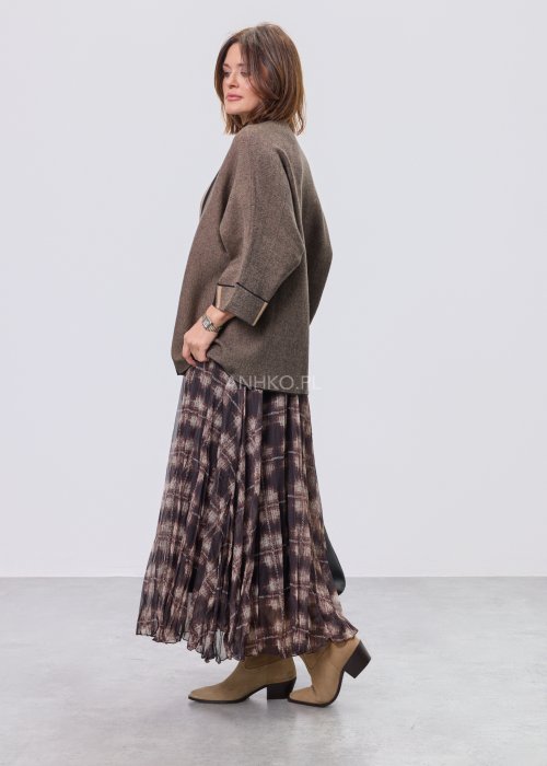 Brązowa damska bluzka o luźnym kroju z półgolfem i rękawami 3/4, wykonana z dzianiny o drobnym splocie