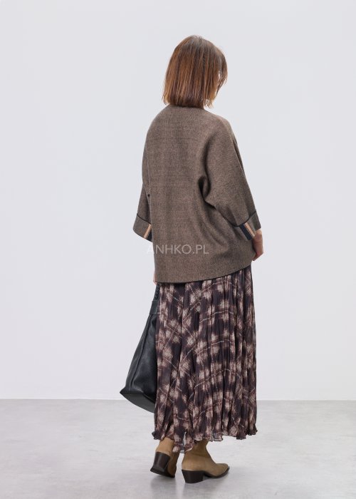 Brązowa damska bluzka o luźnym kroju z półgolfem i rękawami 3/4, wykonana z dzianiny o drobnym splocie