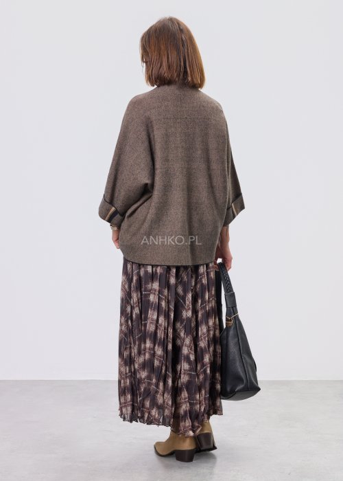 Brązowa damska bluzka o luźnym kroju z półgolfem i rękawami 3/4, wykonana z dzianiny o drobnym splocie