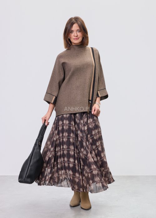 Brązowa damska bluzka o luźnym kroju z półgolfem i rękawami 3/4, wykonana z dzianiny o drobnym splocie