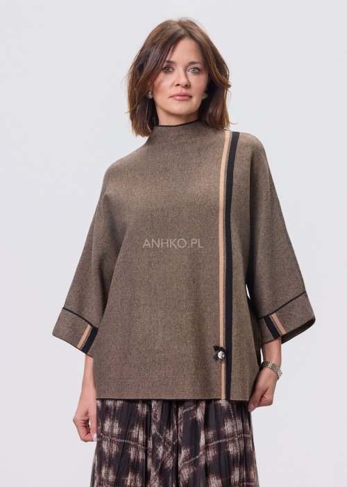 Brązowa damska bluzka o luźnym kroju z półgolfem i rękawami 3/4, wykonana z dzianiny o drobnym splocie