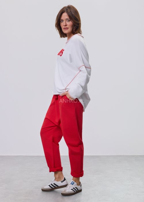 Biała damska bluzka o luźnym kroju z długim rękawem i okrągłym dekoltem, z czerwonym haftowanym