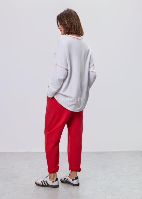 Biała damska bluzka o luźnym kroju z długim rękawem i okrągłym dekoltem, z czerwonym haftowanym