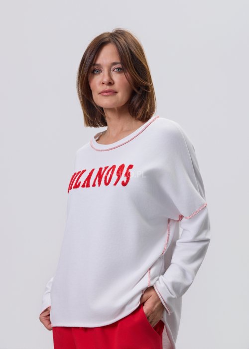 Biała damska bluzka o luźnym kroju z długim rękawem i okrągłym dekoltem, z czerwonym haftowanym