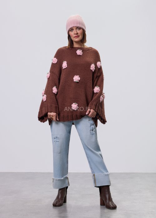 Brązowa damska bluzka–sweter o luźnym kroju, wykonana z grubej dzianiny, ozdobiona aplikacjami w formie różowych kwiatów, z długimi rękawami i okrągłym dekoltem