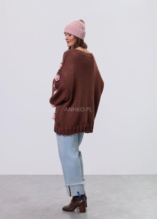 Brązowa damska bluzka–sweter o luźnym kroju, wykonana z grubej dzianiny, ozdobiona aplikacjami w formie różowych kwiatów, z długimi rękawami i okrągłym dekoltem