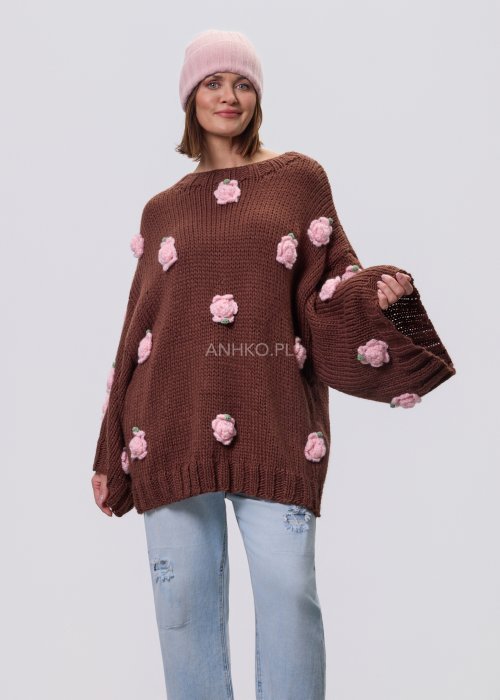 Brązowa damska bluzka–sweter o luźnym kroju, wykonana z grubej dzianiny, ozdobiona aplikacjami w formie różowych kwiatów, z długimi rękawami i okrągłym dekoltem