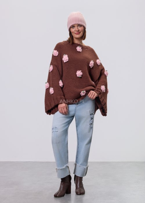 Brązowa damska bluzka–sweter o luźnym kroju, wykonana z grubej dzianiny, ozdobiona aplikacjami w formie różowych kwiatów, z długimi rękawami i okrągłym dekoltem