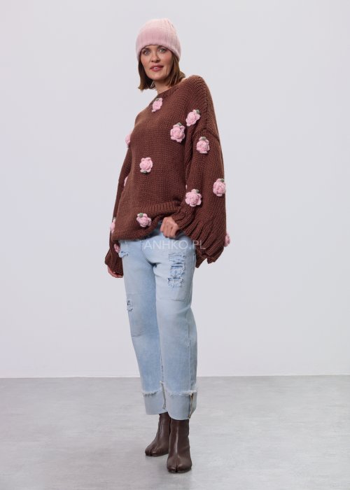 Brązowa damska bluzka–sweter o luźnym kroju, wykonana z grubej dzianiny, ozdobiona aplikacjami w formie różowych kwiatów, z długimi rękawami i okrągłym dekoltem