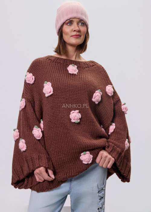 Brązowa damska bluzka–sweter o luźnym kroju, wykonana z grubej dzianiny, ozdobiona aplikacjami w formie różowych kwiatów, z długimi rękawami i okrągłym dekoltem