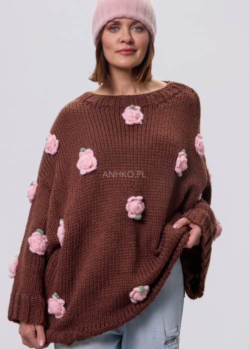 Brązowa damska bluzka–sweter o luźnym kroju, wykonana z grubej dzianiny, ozdobiona aplikacjami w formie różowych kwiatów, z długimi rękawami i okrągłym dekoltem