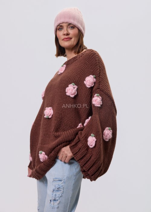 Brązowa damska bluzka–sweter o luźnym kroju, wykonana z grubej dzianiny, ozdobiona aplikacjami w formie różowych kwiatów, z długimi rękawami i okrągłym dekoltem