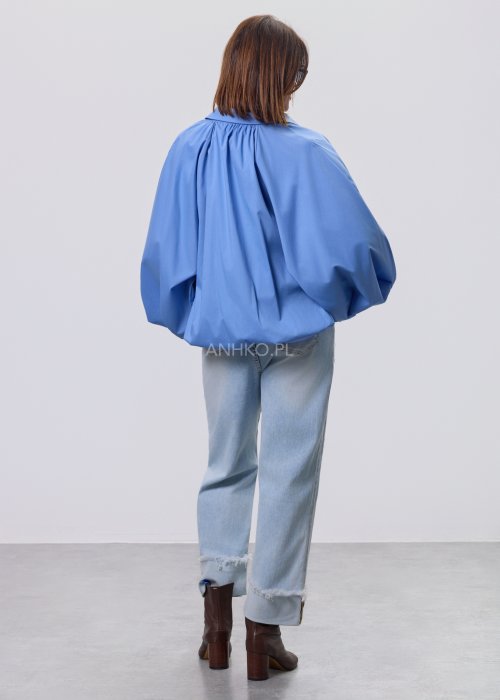 Jasnoniebieskie jeansy damskie z wysokim stanem, luźny krój, przetarcia i podwinięte nogawki w stylu casual