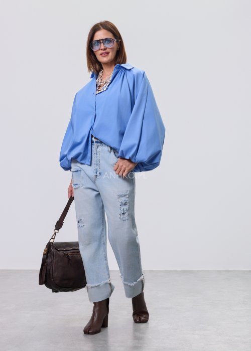 Jasnoniebieskie jeansy damskie z wysokim stanem, luźny krój, przetarcia i podwinięte nogawki w stylu casual