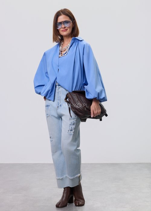 Jasnoniebieskie jeansy damskie z wysokim stanem, luźny krój, przetarcia i podwinięte nogawki w stylu casual