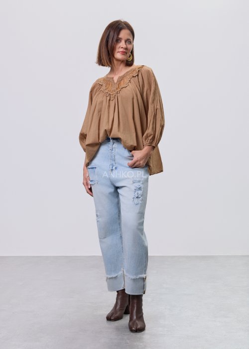 Jasnoniebieskie jeansy damskie z wysokim stanem, luźny krój, przetarcia i podwinięte nogawki w stylu casual