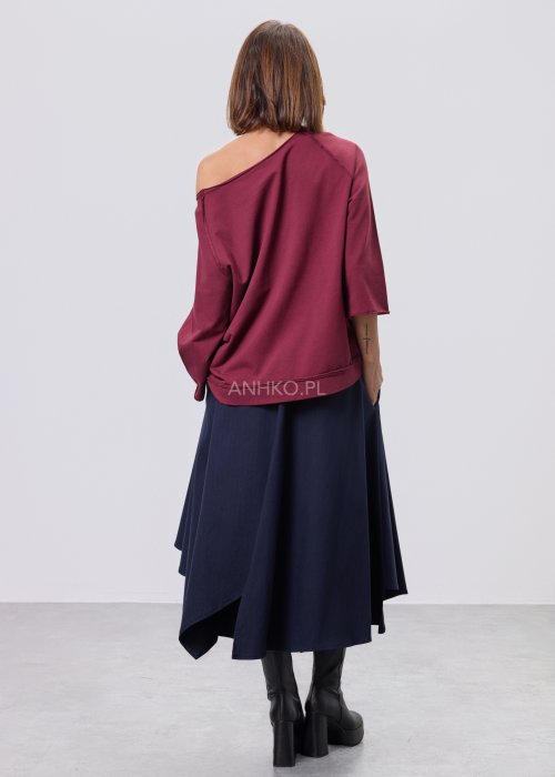 Granatowe damskie spódnico-spodnie o długości midi, z szerokimi, warstwowymi nogawkami imitującymi spódnicę, wykonane z gładkiej tkaniny